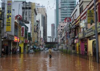 BANJIR kilat melanda sekitar Jalan Melaka di pusat bandar Kuala Lumpur akibat  hujan lebat yang berterusan, hari ini. - UTUSAN/AMIR KHALID