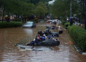 KEADAAN banjir kilat yang melanda sekitar Jalan Melaka di pusat bandar Kuala Lumpur semalam - UTUSAN/AMIR KHALID