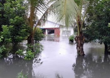 KEADAAN banjir rumah keluarga Rahibah yang dinaiki air banjir di Kampung Seberang Batu Badak, Segamat semalam.