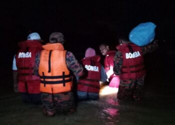 ANGGOTA bomba menyelamatkan 16 mangsa banjir kilat di Kampung Laut, Skudai, Johor.