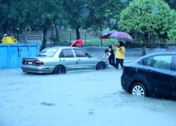 HUJAN lebat mengakibatkan paras air naik mendadak di kawasan rendah ketika tinjauan di Ayer Keroh, Melaka. - UTUSAN/RASUL AZLI SAMAD