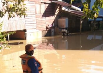 ANGGOTA APM Kuala Selangor melakukan pemantauan banjir di Kampung Parit Mahang, Jeram, Kuala Selangor.