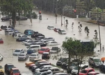 KENDERAAN yang   ditenggelami air di kawasan letak kereta di Wisma Persekutuan  berikutan hujan lebat selama 2 jam di Johor Bahru . - UTUSAN/RAJA JAAFAR ALI