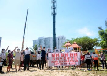 OH TONG KEONG bersama-sama sebahagian penduduk Gat Lebuh Maccalum, Georgetown, Pulau Pinang ketika demonstrasi aman membantah pembinaan menara telekomunikasi berhampiran kawasan kejiranan dan taman rekreasi hari ini. - UTUSAN/MUHAMMAD IQBAL HAMDAN