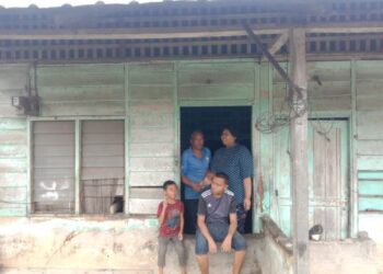 MOHD. ALI MOHD. YUSOF dan tiga anaknya merenung apakah nasib mereka pada hari-hari mendatang setelah pelbagai ujian dan masalah terpaksa dihadapi.