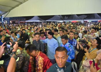 ANWAR Ibrahim (tengah) disambut meriah pengunjung Majlis Rumah Terbuka Malaysia Madani di UniSZA, Kuala Nerus, Terengganu, semalam. - UTUSAN/PUQTRA HAIRRY ROSLI