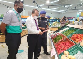 CHONG Fat Full (tengah) meninjau harga barangan keperluan asas ketika melawat Pasaraya Lotus Setia Tropika, di Johor Bahru.
