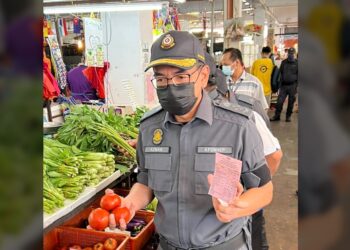 AZMAN Adam meninjau pelaksanaan Skim Harga Maksimum Keluarga Malaysia itu yang dilancarkan di Pasar Sri Gombak, Gombak, Selangor hari ini.