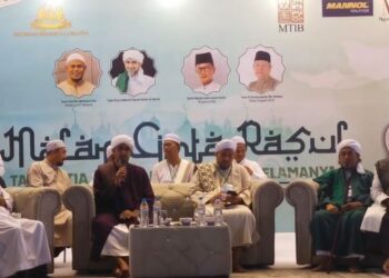 BARISAN tokoh agama semasa menghadiri majlis Malam Cinta Rasul yang dianjurkan oleh Pertubuhan Kebajikan ACT Malaysia di UPM, Serdang, Sabtu lalu.