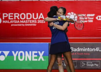 PEARLY Tan-M. Thinaah meraikan kejayaan mara ke perlawanan akhir Malaysia Masters selepas menewaskan beregu Korea Selatan,  Jeong Na Eun dan Kim Hye Jeong hari ini. - MINGGUAN/SHIDDIEQIIN ZON