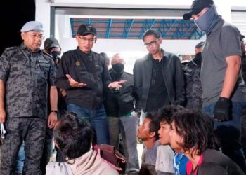 Khairul Dzaimee Daud (tengah) bertanya sesuatu kepada PATI yang ditangkap dalam Operasi Penguatkuasaan Imigresen di Kuala Gula, Bagan Serai, Perak, Jumaat lalu. - UTUSAN/WAT KAMAL ABAS