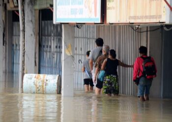 ORANG ramai perlu patuh langkah keselamatan dan mendapatkan rawatan segera jika bergejala ketika musim banjir.  -UTUSAN/RAJA JAAFAR ALI