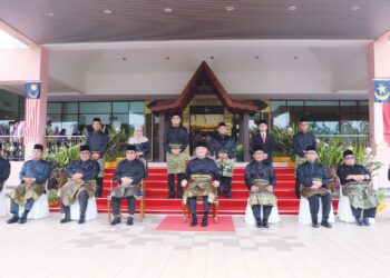 Yang Dipertua Negeri Melaka, Tun Seri Setia Dr. Mohd Ali Mohd Rustam (tengah) bergambar dengan 11  exco yang dilantik selepas Istiadat Angkat Sumpah Jawatan, Taat Setia serta Sumpah Simpan Rahsia Ahli-ahli Majlis Mesyuarat Kerajaan Negeri Melaka di Balai Istiadat Seri Negeri, Ayer Keroh, Melaka pada 26 November 2021. - Gambar RASUL AZLI SAMAD