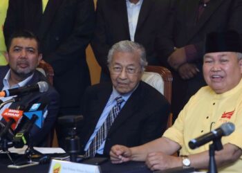 Pengerusi Parti Pejuang Tanah Air (PEJUANG), Tun Dr Mahathir Mohamad bersama Presiden Parti Bumiputera Perkasa Malaysia (Putra), Datuk Ibrahim Ali (kanan) dan Timbalan Presiden Pejuang, Datuk Marzuki Yahya dalam sidang akhbar khas mengenai parti baharu Gagasan Tanah Air (GTA) di Yayasan Kepimpinan Perdana, Putrajaya, baru-baru ini. GAMBAR : FAISOL MUSTAFA