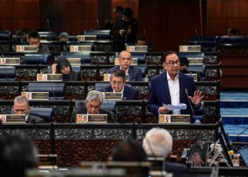 Anwar Ibrahim yang juga Menteri Kewangan menjawab soalan pada sesi pertanyaan bagi jawab lisan sempena Persidangan Dewan Rakyat di Bangunan Parlimen semalam. -IHSAN JABATAN PENERANGAN MALAYSIA