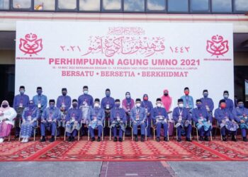 Perdana Menteri, Datuk Seri Ismail Sabri Yaakob (enam kiri) diiringi oleh Pengerusi Lembaga Penasihat Barisan Nasional, Datuk Seri Mohd Najib Razak (lima kanan) bergambar dengan ahli jawatankuasa UMNO Negeri Pahang ketika Perhimpunan Agung UMNO 2021 di Pusat Dagangan Dunia Kuala Lumpur, semalam. – MINGGUAN/AMIR KHALID