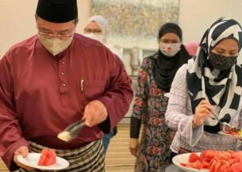 CHE Had Dhali mengambil makanan untuk berbuka puasa dalam Majlis Iftar Bersama Media Kedah di Alor Setar semalam. - UTUSAN/SHAHIR NOORDIN