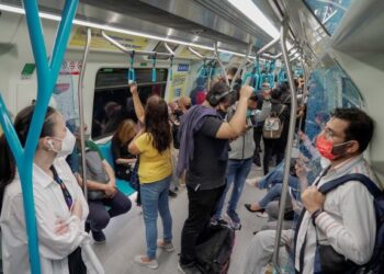 Sebahagian pengguna perkhidmatan tren Transit Aliran Massa (MRT) di Stesen Pasar Seni, Kuala Lumpur yang diberikan percuma selama sebulan bermula semalam. –UTUSAN/AMIR KHALID