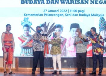 NANCY Syukri dalam Majlis Penyerahan Busana Tradisional Malaysia Program Diplomasi Budaya bagi Memperkasakan Aktiviti Seni, Budaya dan Warisan Negara di Kementerian Pelancongan, Seni dan Budaya Malaysia, Putrajaya hari ini. - UTUSAN/FAISOL MUSTAFA