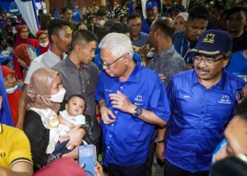 Bersama rakyat…Ismail Sabri Yaakob beramah mesra dengan penduduk sambil diiringi calon Barisan Nasional (BN) Parlimen Titiwangsa, Datuk Seri Johari Abdul Ghani (kanan) ketika berangkat pulang selepas Majlis Jelajah Santai Anak-anak Keramat di Perumahan Awam Seri Perlis 2, Kampung Datuk Keramat, Kuala Lumpur, semalam. UTUSAN/MUHAMAD IQBAL ROSLI