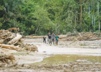 PENDUDUK menyeberangi Sungai Kupang yang semakin cetek setelah ditimbus pasir dari Gunung Inas akibat kepala air dan banjir di Kampung Iboi, Kupang di Baling. – UTUSAN/SHAHIR NOORDIN