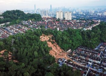Pemandangan dari udara pergerakan tanah di Taman Bukit Permai, Ampang yang berlaku dan mengorbankan empat nyawa. Sebanyak 15 rumah dan 10 kenderaan turut rosak akibat dihempap tanah runtuh. – UTUSAN/MUHAMAD IQBAL ROSLI