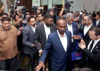 V. Sivakumar meninggalkan majlis  selepas pra-pelancaran National Training Week (NTW) 2023 di Hotel Le Meridien, Putrajaya semalam. – UTUSAN/FAISOL MUSTAFA