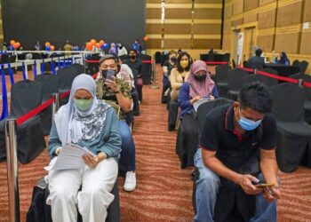 Warga emas, individu yang mempunyai komorbi­diti dan pekerja barisan hadapan disaran mendapatkan dos penggalak kedua sekurang-kurangnya empat bulan selepas menerima dos penggalak pertama. - GAMBAR HIASAN