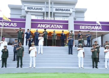 AL-SULTAN ABDULLAH Ri'ayatuddin Al-Mustafa Billah Shah (belakang, tengah) berkenan mencemar duli ke majlis perasmian dan penamaan MAB di Jalan Panching di Kuantan, Pahang, hari ini. - UTUSAN/NORHAFIZAN ZULKIFLI