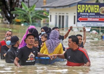 ORANG ramai dinasihatkan tidak bermain air banjir untuk mengelak penyakit berjangkit. -GAMBAR HIASAN