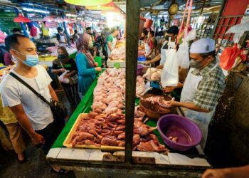 Isu harga ayam di pasaran kembali hangat, apabila pemain-pemain gergasi industri tersebut mengumumkan akan menaikkan harga ternakan itu di pasaran bermula Julai. -GAMBAR HIASAN