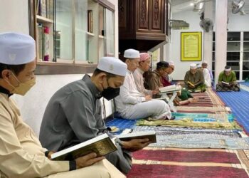 Sebahagian jemaah Masjid An-Nur, Saujana Utama, Sungai Buloh, Selangor yang khatam al-Quran, pagi ini.
