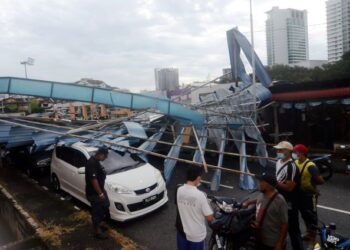Bumbung zink stadium dan astaka makanan tercabut gara-gara angin kencang yang menghempap beberapa kenderaan yang diletakkan di hadapan Flat Seri Delima Mini Stadium, Sungai Ara., Pulau Pinang semalam. 
-UTUSAN/IQBAL HAMDAN
