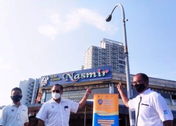 ABDUL HALIM  Md. Lassim (kanan) bersama Jagdeep Singh Deo (tengah) ketika majlis pemasangan alat pengesan atau peranti elektronik IoT jenis CCTV bagi sistem PSP di Bandar Perda, Pulau Pinang hari ini.