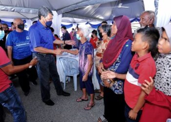 MOHAMAD Hasan beramah mesra dengan penduduk yang menghadiri program Semarak Merdeka di Kuala Sawah, Rantau di Seremban hari ini.-UTUSAN/MOHD. SHAHJEHAN MAAMIN.