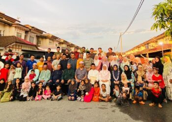 Warga Seri Pagi 7 yang memeriahkan majlis Aidilfitri di kawasan tersebut di Saujana Utama, Sungai Buloh, baru-baru ini.