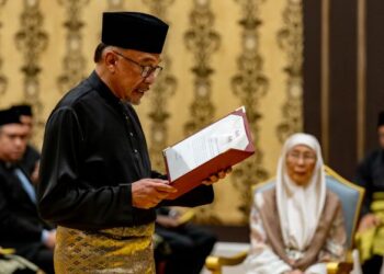 Anwar Ibrahim mengangkat sumpah sebagai Perdana Menteri ke-10 di Istana Negara, 24 November lalu. - JABATAN PENERANGAN