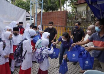 Gelagat kanak-kanak Sekolah Rendah Agama Masjid Mua’dz bin Jabal ketika mengambil bubur lambuk daripada kakitangan EB Frozen Food Sdn. Bhd. dan kakitangan Media Mulia Sdn. Bhd. selepas selesai solat Asar dalam Program Kongsi Berkat di Masjid Mua’dz bin Jabal, Taman Setiawangsa, Kuala Lumpur, kelmarin. – utusan/AMIR KHALID
