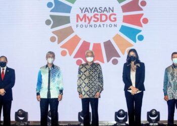 ISMAIL Sabri Yaakob dan Tengku Zafrul Tengku Abdul Aziz (dua dari kiri) selepas merasmikan Penubuhan Yayasan MySDG di Kementerian Kewangan, Putrajaya, hari ini. - UTUSAN/FAISOL MUSTAFA
