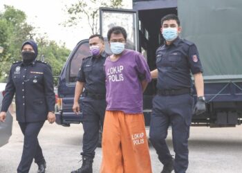 Mohamed Azam Abdul Rasib hadir ke Mahkamah Majistret Kuala Selangor pada 24 Januari lalu, untuk didakwa di atas kesalahan membunuh ibu sendiri. – UTUSAN/ZULFADHLI ZAKI