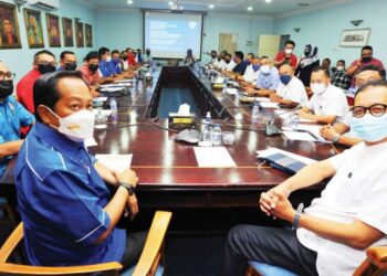 Ahmad Maslan (kiri) telah berjumpa semua 26 bahagian UMNO di Johor dan berpuashati dengan persiapan yang diatur bagi menghadapi Pilihan Raya Negeri (PRN) Johor, 12 Mac ini. – UTUSAN/RAJA JAAFAR ALI