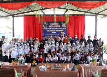 Roslan Yunus bersama para guru dan murid-murid dalam Program Jiwa Murni di Sekolah Kebangsaan Pulau Timbang, Sandakan, Sabah