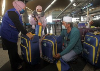 Kerajaan diminta memperinci mekanisme pampasan untuk jemaah umrah berikutan kenyataan Timbalan Menteri di Jabatan Perdana Menteri (Hal Ehwal Agama), Datuk Ahmad Marzuk Shaary , baru-baru ini. -GAMBAR HIASAN