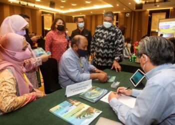 ISKANDAR Mirza Mohd Yusof (berdiri kanan) beramah mesra dengan agensi pelancongan dalam program My Destination-Sabah & Labuan Meet Johor & Putrajaya Roadshow 2022 di Putrajaya, hari ini. - UTUSAN/FAISOL MUSTAFA