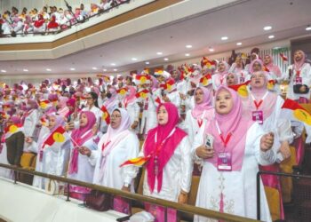 PUTERI UMNO perlu aktif menarik sokongan terhadap parti itu terutama kalangan anak muda.