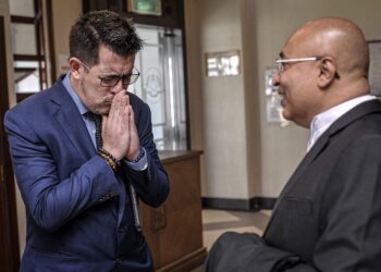 Jason Lo (kiri) menangis di luar Mahkamah Tinggi. Kuala Lumpur selepas mendengar keputusan hakim mengekal keputusan melepas dan membebaskannya daripada pertuduhan memasukkan dadah dalam badannya, empat tahun lalu. -UTUSAN/FAIZ ALIF