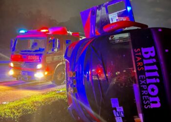 KEADAAN bas ekspres yang terbalik berhampiran Plaza Tol PLUS Rawang menghala arah selatan, pagi ini. - IHSAN BOMBA