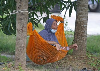 SEORANG penduduk, Bashah Saad, 74, berehat di bawah pokok depan rumahnya berikutan Perintah Kawalan Pergerakan Diperketatkan Bersasar Secara Pentadbiran di Kuala Sanglang, Perlis.– UTUSAN/SHAHIR NOORDIN