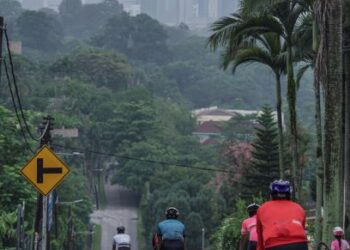 Sekumpulan penunggang basikal berkayuh di Jalan Tunku Putra, Kuala Lumpur pada cuti umum Hari Malaysia, kelmarin. – UTUSAN/FARIZ RUSADIO