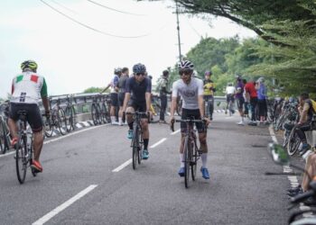 Sekumpulan penunggang basikal berkayuh di Jalan Changkat Tunku di ibu negara pada cuti umum Hari Malaysia, baru-baru ini. – GAMBAR HIASAN/FARIZ RUSADIO